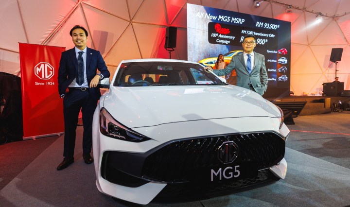 Mr Emory Qi and Lee Wen Hsiang_Arctic White