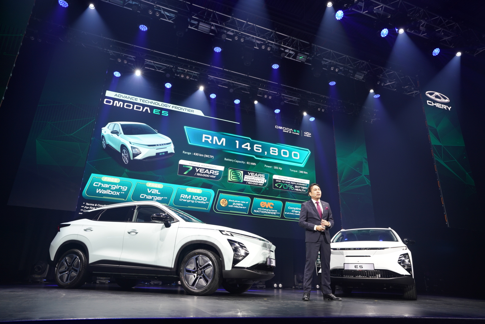 Lee Wen Hsiang,Vice President Chery Malaysia presenting price of the vehicle