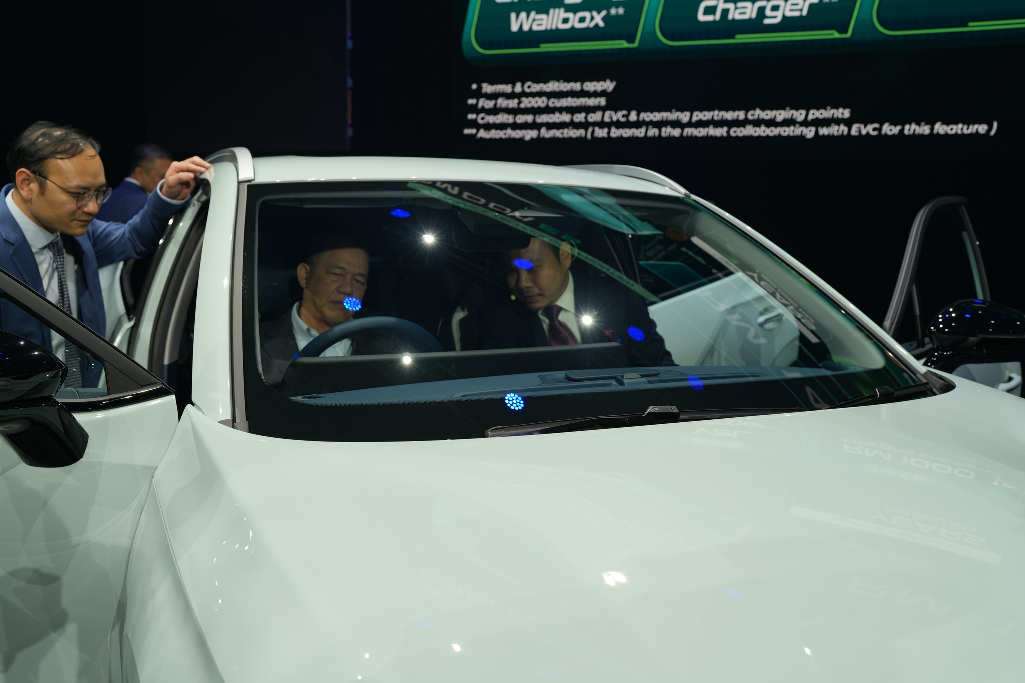 Dato' Sri Haji Fadillah Bin Haji Yusof, Deputy Prime Minister of Malaysia taking a closer look at the OMODA E5.