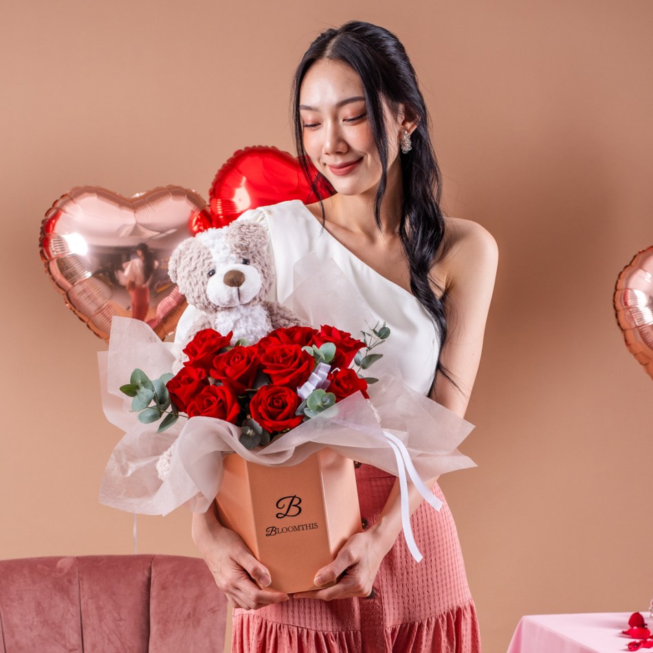 Plunge into a sea of love with the Ariel Red Rose Flower Box & Plushie Gift Set. A tide of rich red roses, nestled among eucalyptus, weaves a tale of romance. With a snuggly teddy bear in tow, Ariel’s a playful hug wrapped in petals, ready to express your deepest, most heartfelt emotions.
