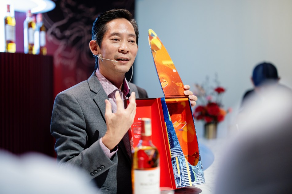 Jeremy Lee explaining The Macallan A Night On Earth - The Journey packaging(1)